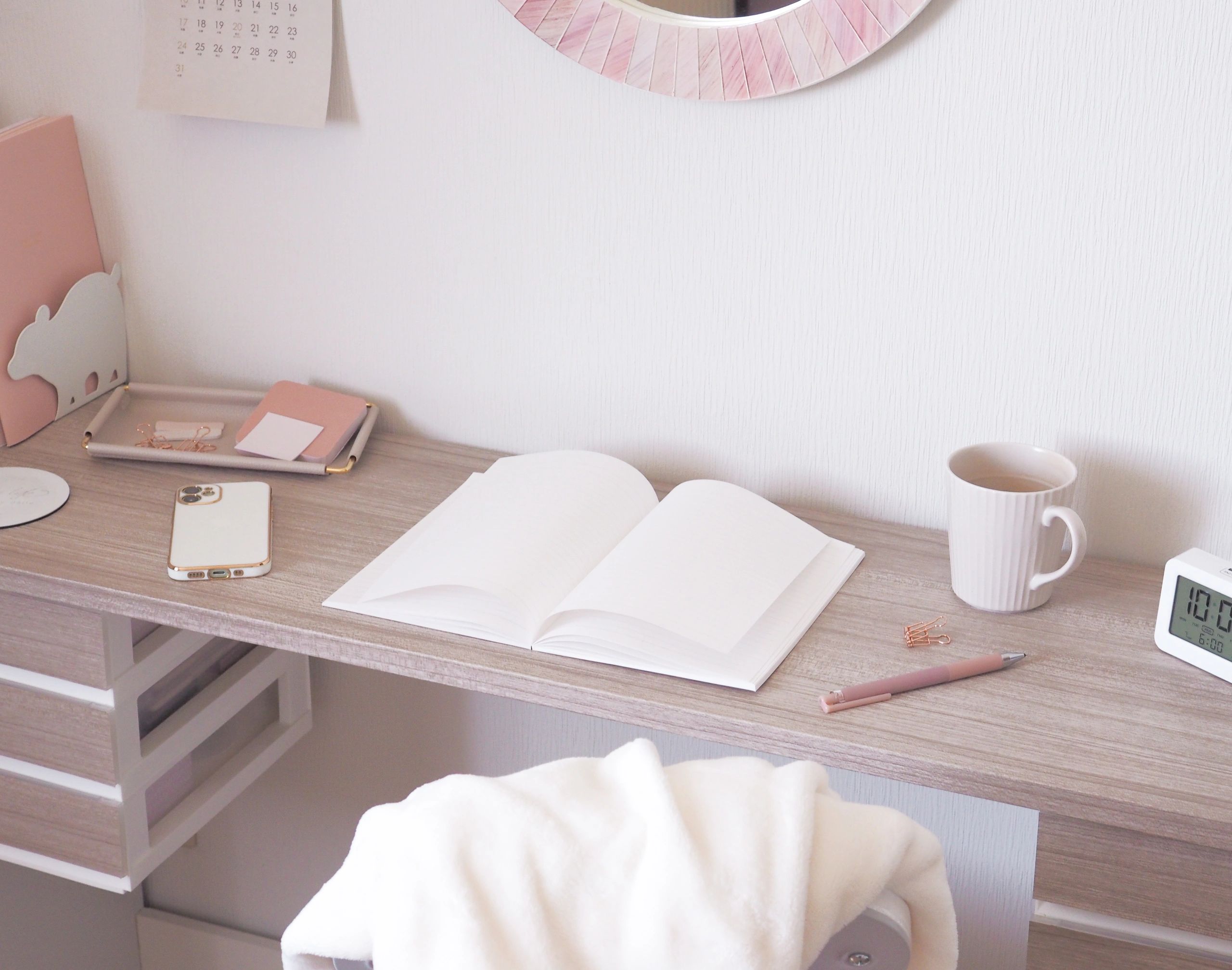 Feminine workspace based on light wood grain and pink, light-colored interior, image of Korean interior